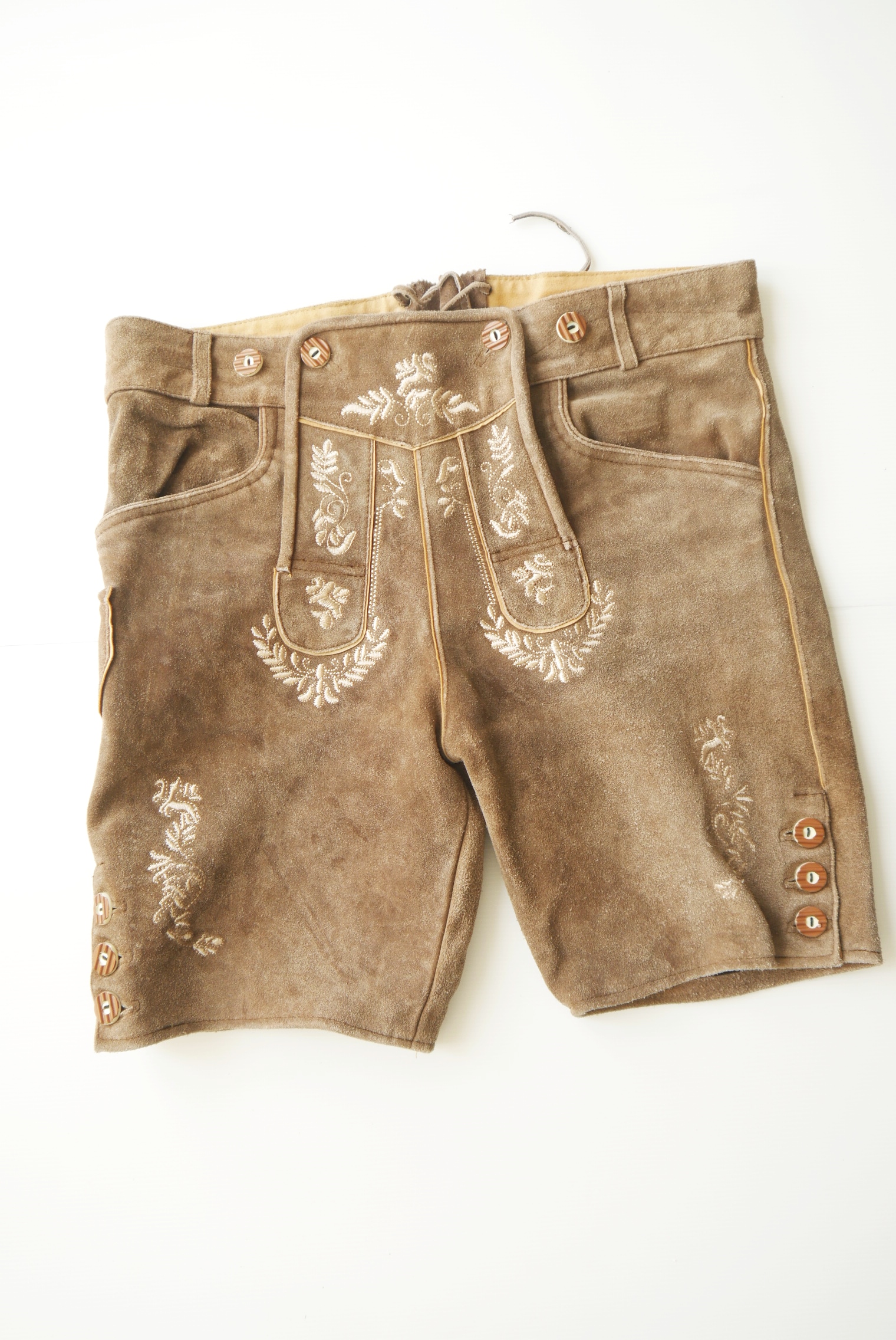 kniebund-lederhose-weich-speckig-kurze-ziegenleder-saemisch-elchleder-saeckler-deutschland-handarbeit-hirschleder-60er-oktoberfest-stickerei-70er-80er-vintage-second-hand-leho1-52 Kurze Lederhose Second Hand mit Stickerei dick und weich Rindsleder grau Gr.52 (Kopie) – Bild 1